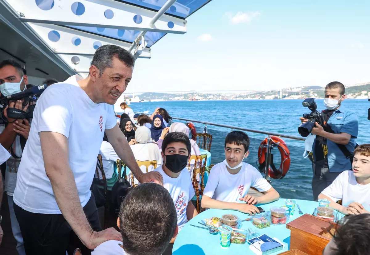 BAKAN ZİYA SELÇUK, \'İSTANBUL\'UN TARİHİNE YOLCULUK\' ETKİNLİĞİNDE ÖĞRENCİLERLE BİR ARAYA GELDİ