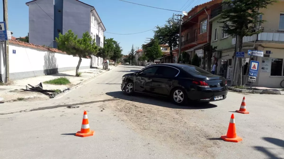 Son Dakika | Otomobil ve kamyonetin çarpıştığı kazada maddi hasar meydana geldi