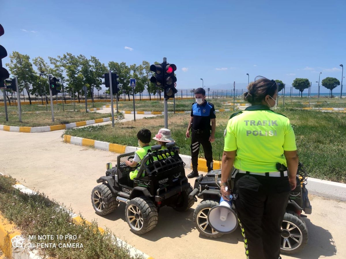 Polisten kreş ve bakımevinde kalan miniklere trafik kuralları