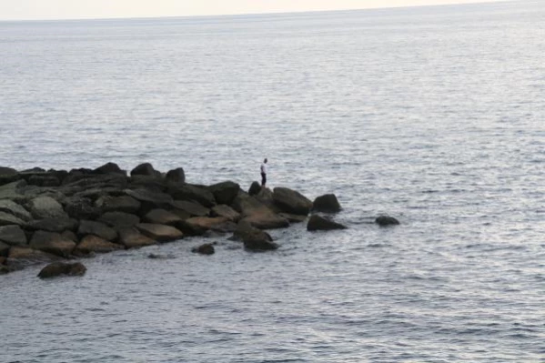 Rize'de, denizde 6 gündür aranan babası için kıyıdan ayrılmıyor