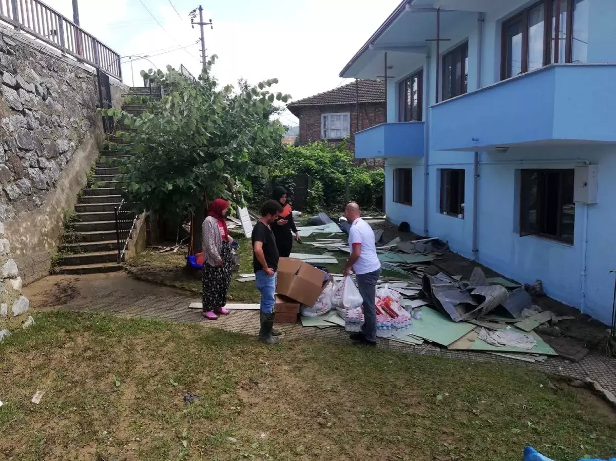 Su taşkını yaşanan bölgede Kızılay vatandaşlara destek oluyor