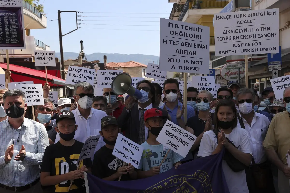 Son dakika... Türk azınlık, Yunan Yüksek Mahkemesinin İskeçe Türk Birliğinin resmi statüsüne yönelik kararını protesto etti