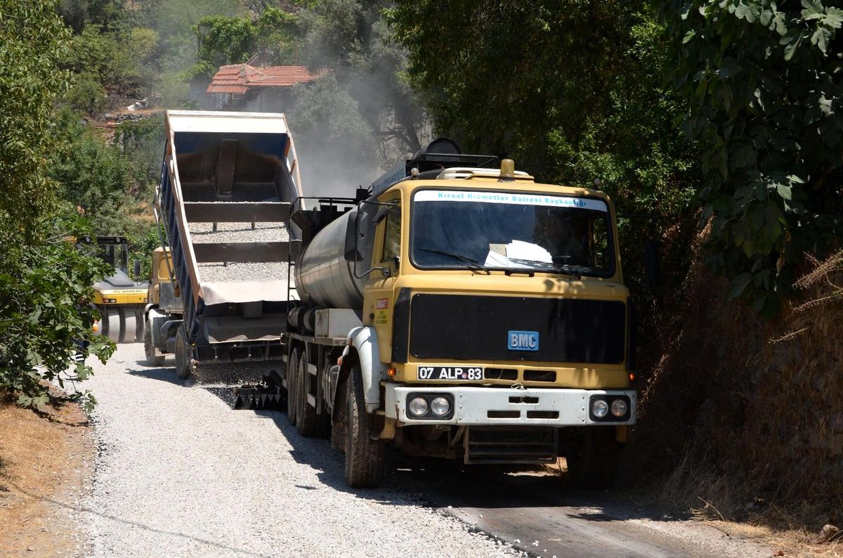 Alanya\'da OrhanKaramanlar yolu asfaltlanıyor