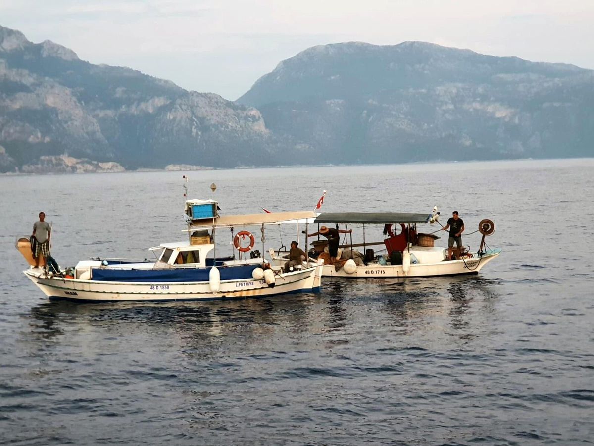 Arızalanan balıkçı teknesini KIYEM-5 botu kurtardı