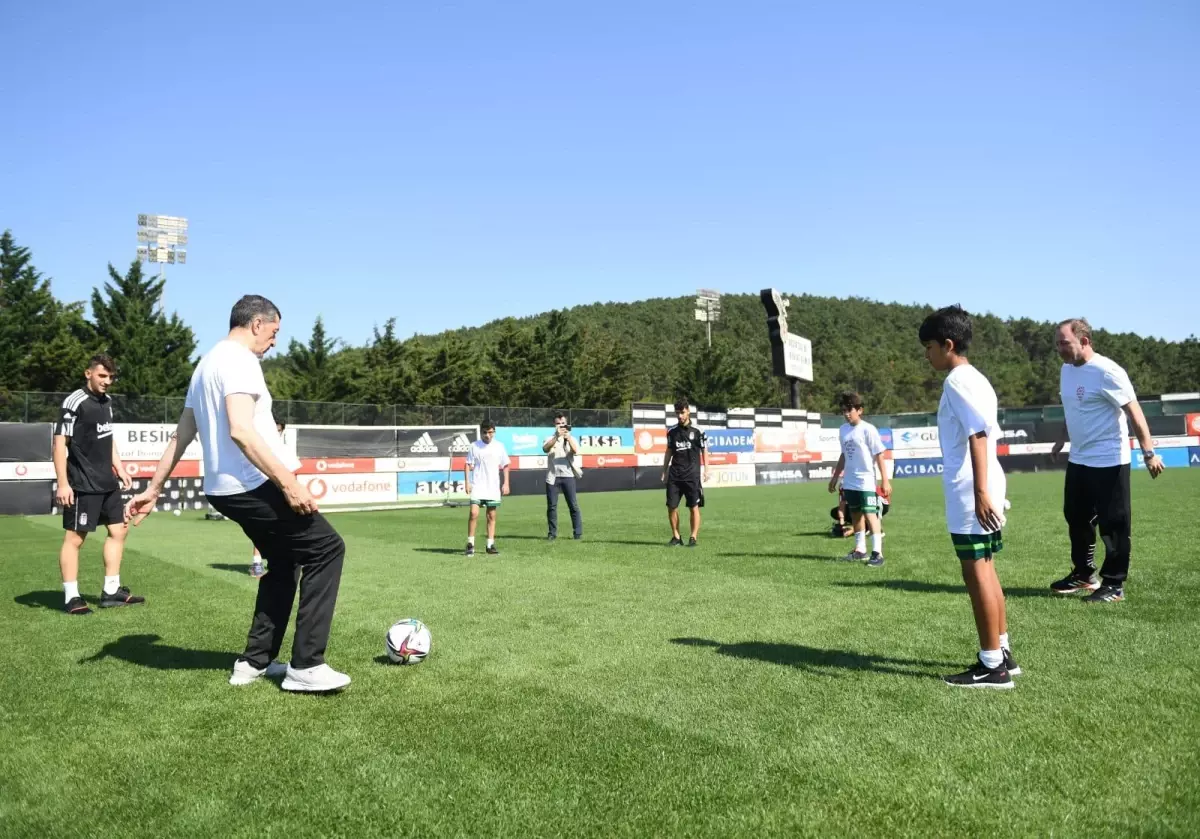 Bakan Selçuk, Beşiktaş camiasından isimlerin öğrencilerle buluştuğu "Telafide Ben de Varım" etkinliğine katıldı