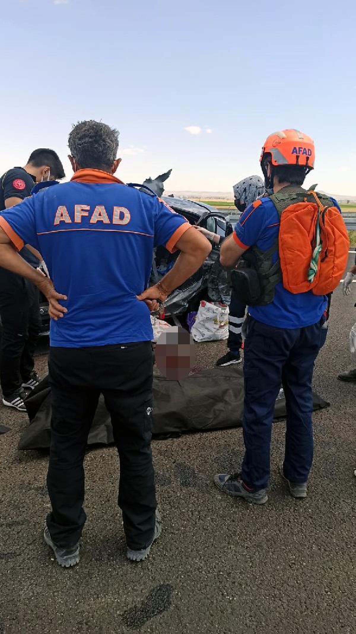 Bariyerlere çarpan otomobildeki karı- kocayı ölüm ayırdı