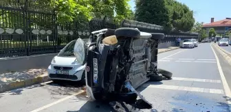 Beşiktaş'ta refüje çarpan otomobil yan yattı