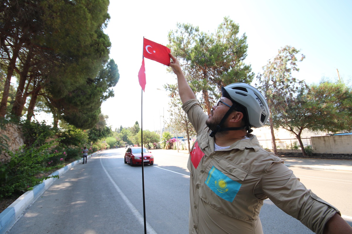 Bisikletle Türkiye\'de turuna çıkan Kazak sporcu Kushuyev, Kaş\'a ulaştı