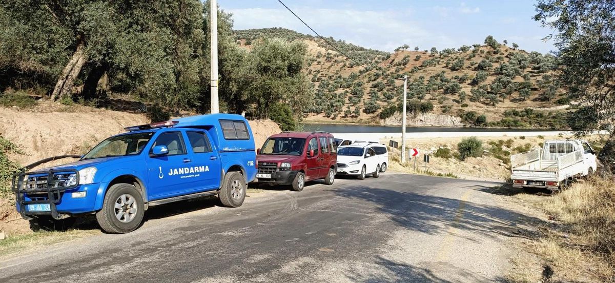 Çocuklarının gözü önünde gölete atladı