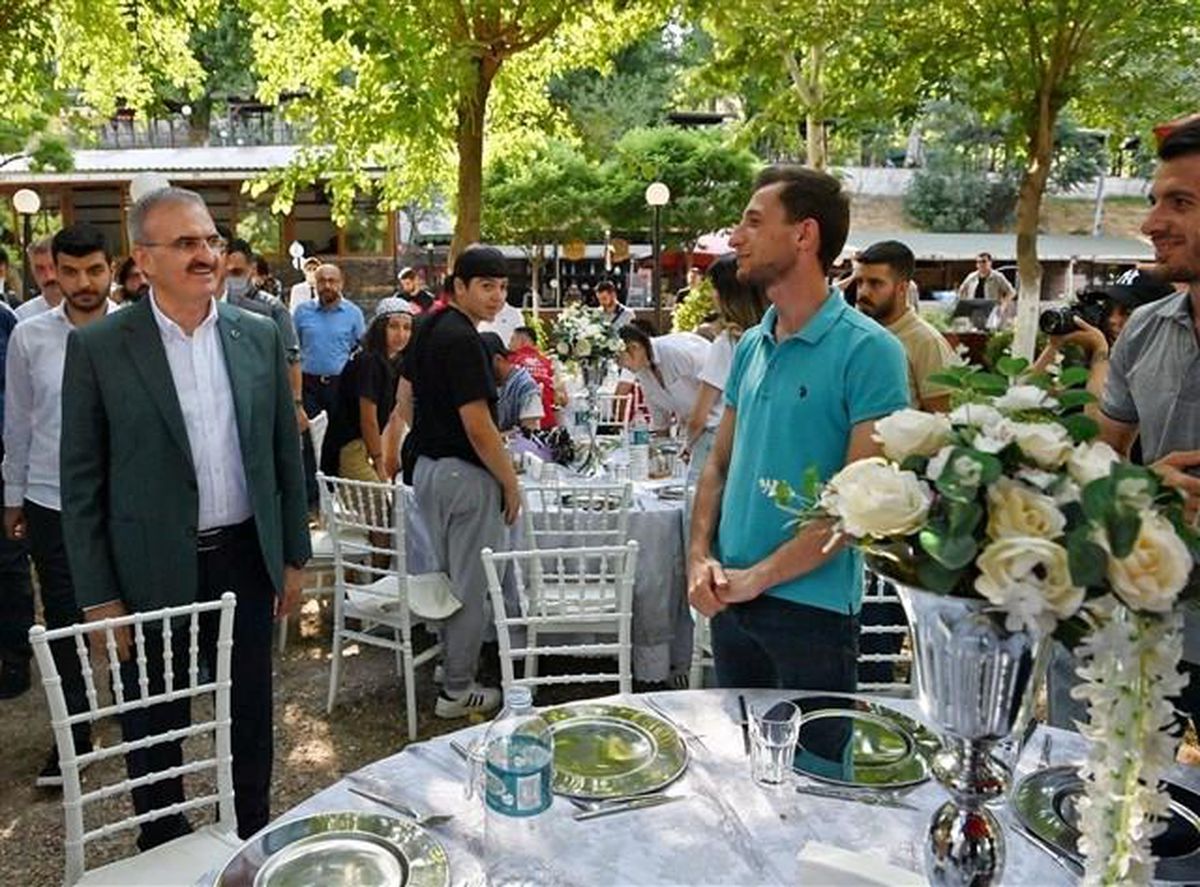 Diyarbakır Valisi Karaloğlu, Türkiye\'nin 7 bölgesinden gelen gençleri ağırladı