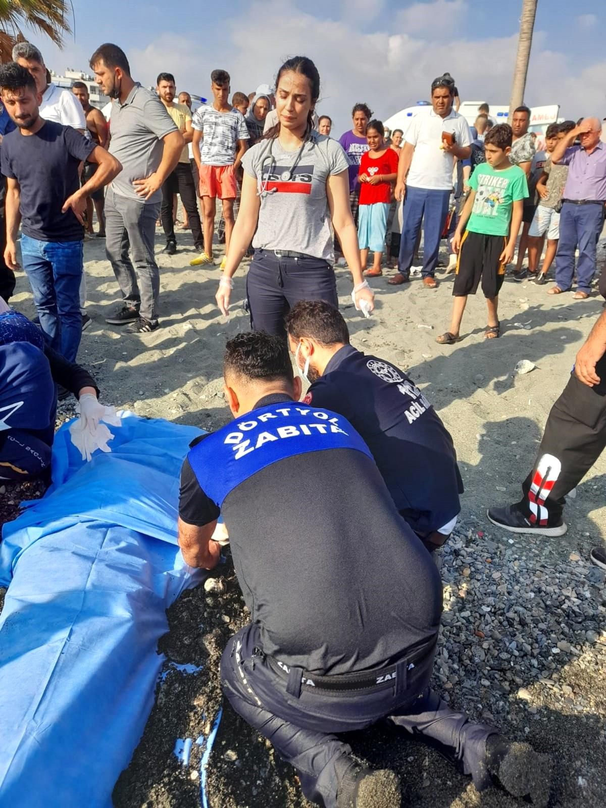 Hatay\'da 2 arkadaştan 1\'i boğuldu, diğeri denizde kayboldu