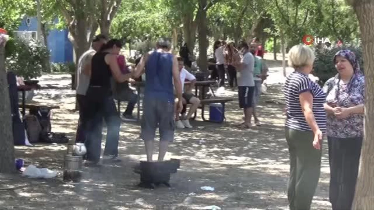 İzmirliler Pazar günü piknik alanı ve Kordon\'a akın etti