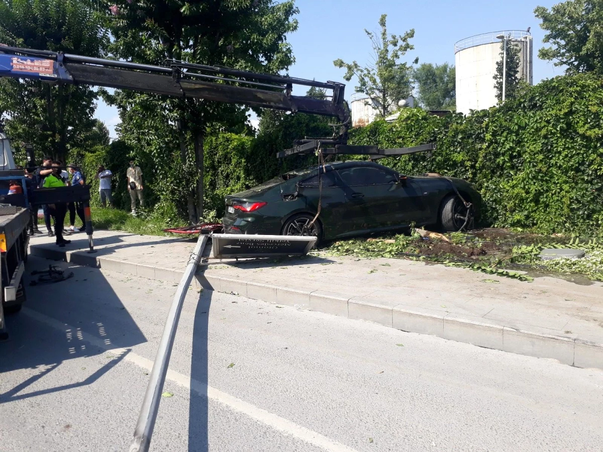 Kontrolden çıkan araç kaldırıma çıkıp, aydınlatma direğini devirdi