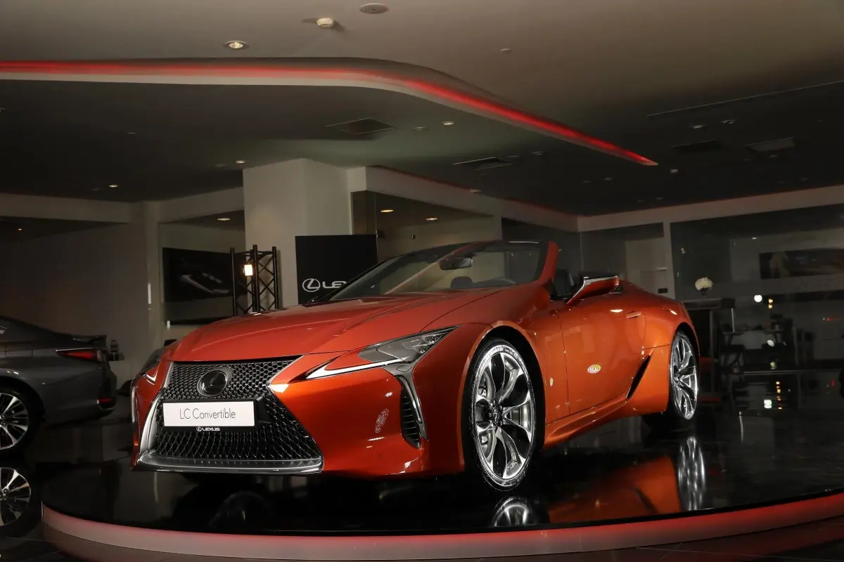 Lexus, üstü açılan otomobili "Lexus LC 500 Convertible"ı Türkiye\'de satışa sundu