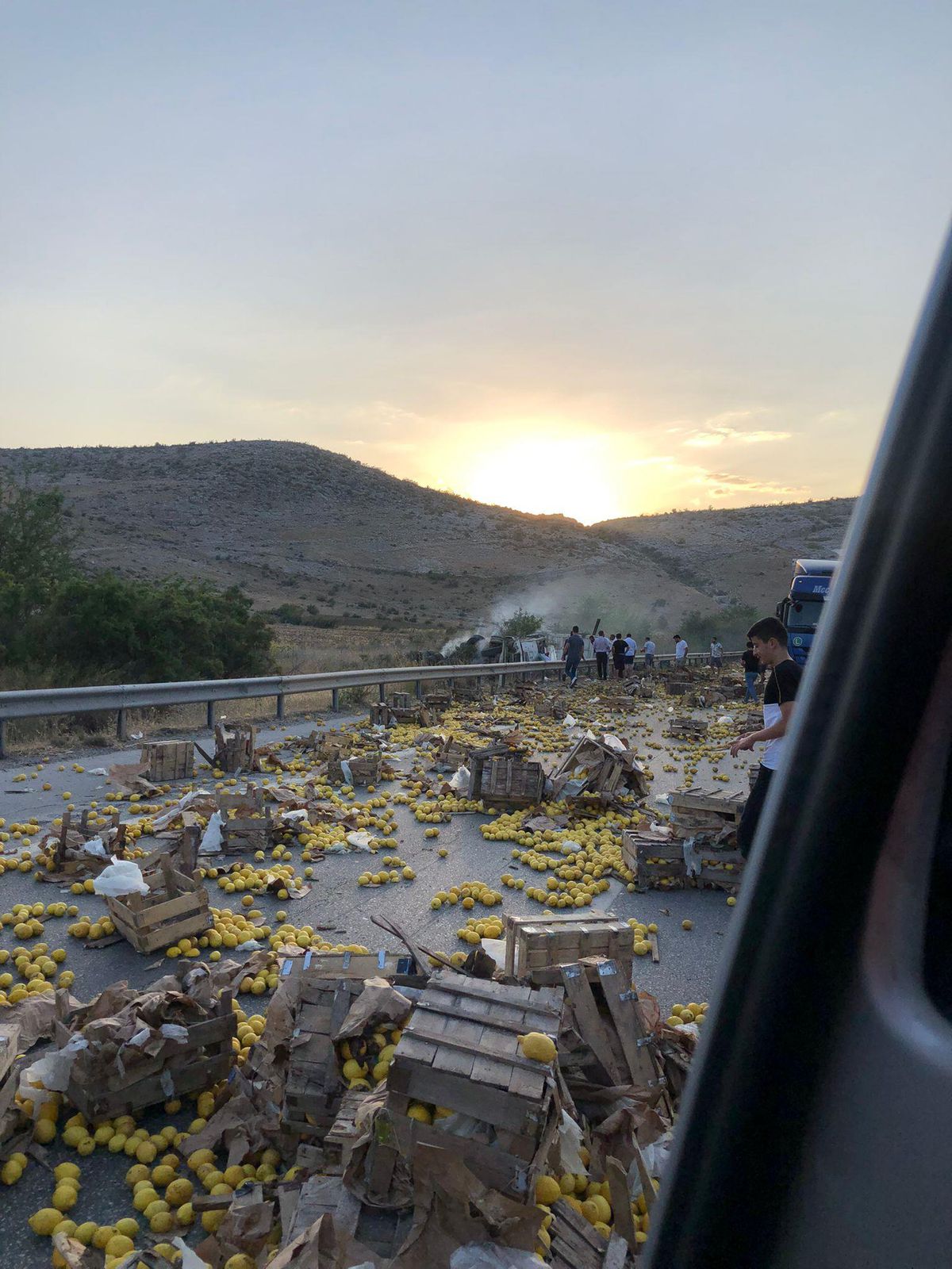 Mersin\'de limon yüklü kamyon devrildi