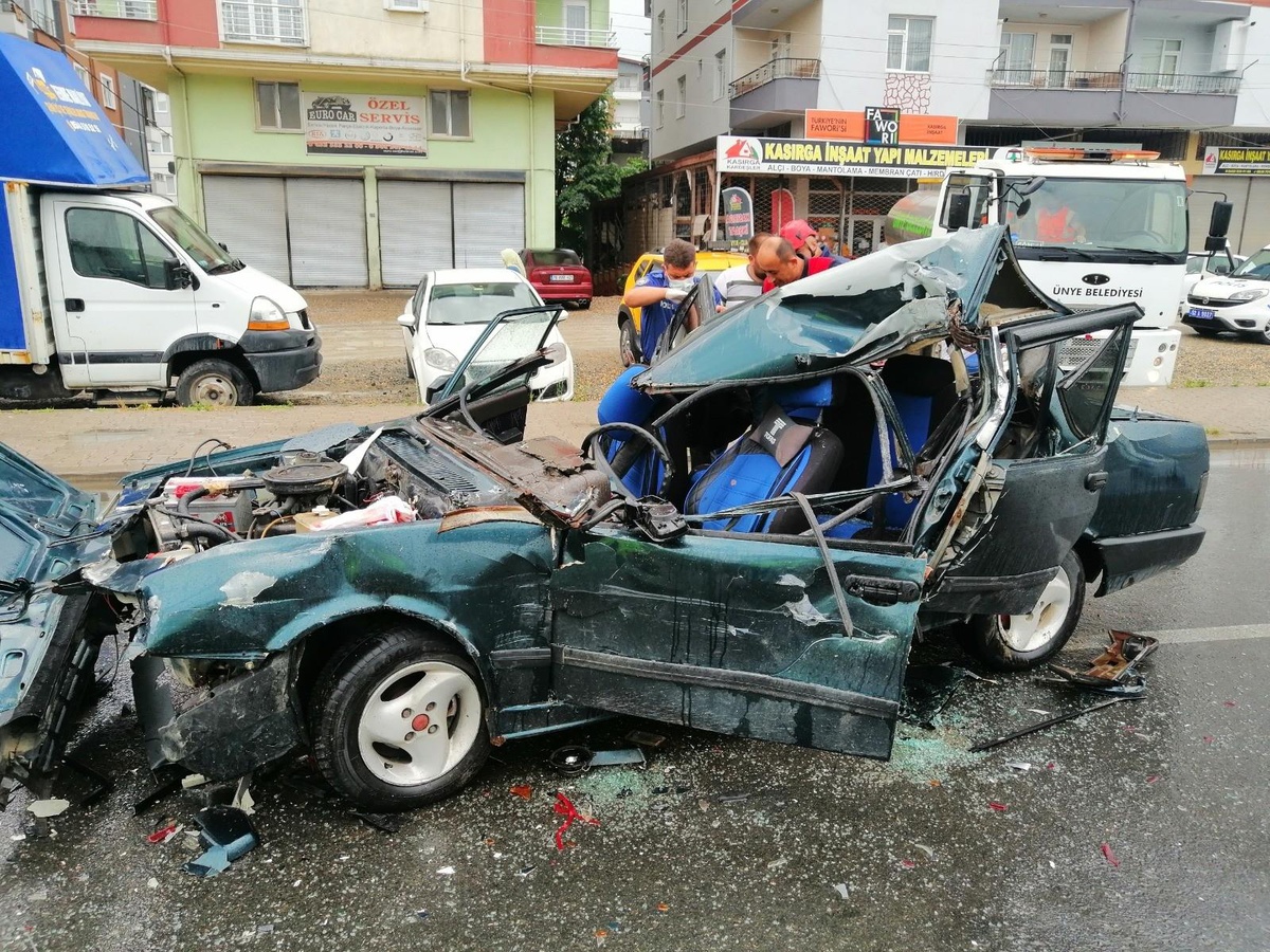 Otomobil ışıkta bekleyen araçlara çarptı: 1 yaralı