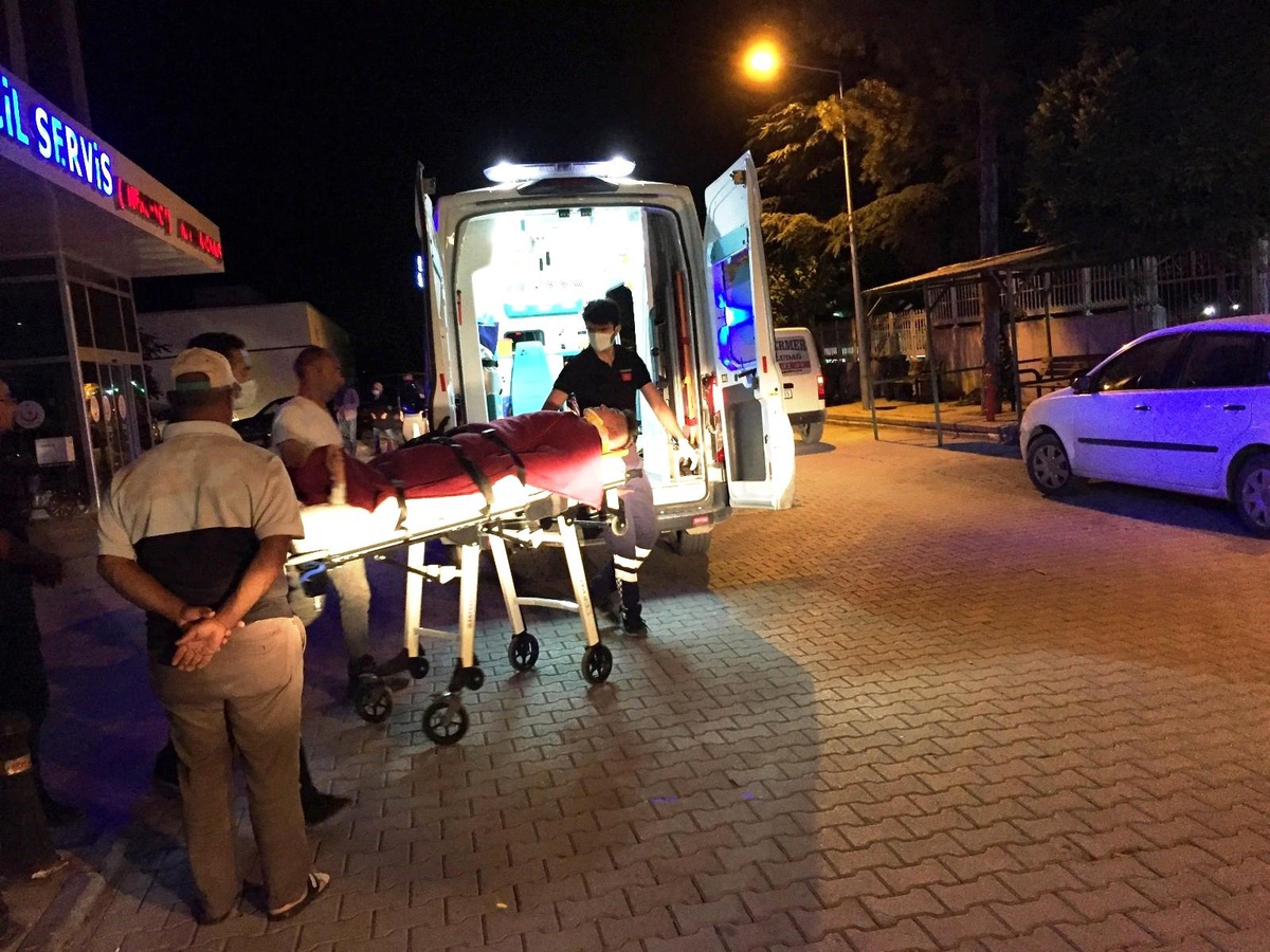 Otomobille çarpışan motosiklet sürücüsü yaralandı