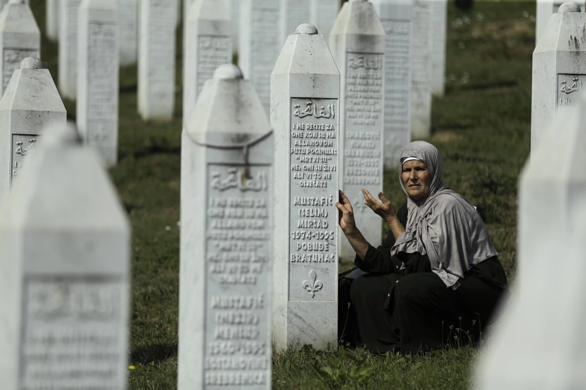 Srebrenitsa Soykırımı\'nın 19 kurbanı daha toprağa verildi
