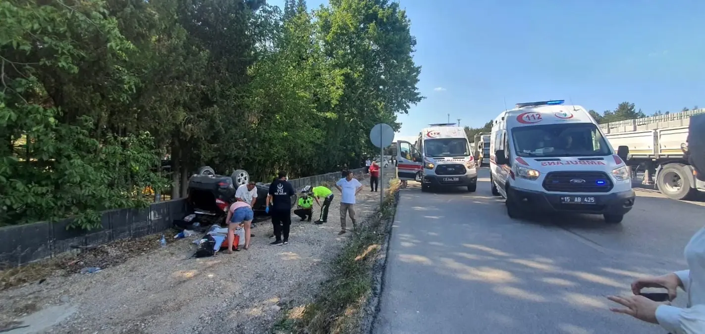 Takla atan otomobil yol kenarına devrildi: 3 yaralı