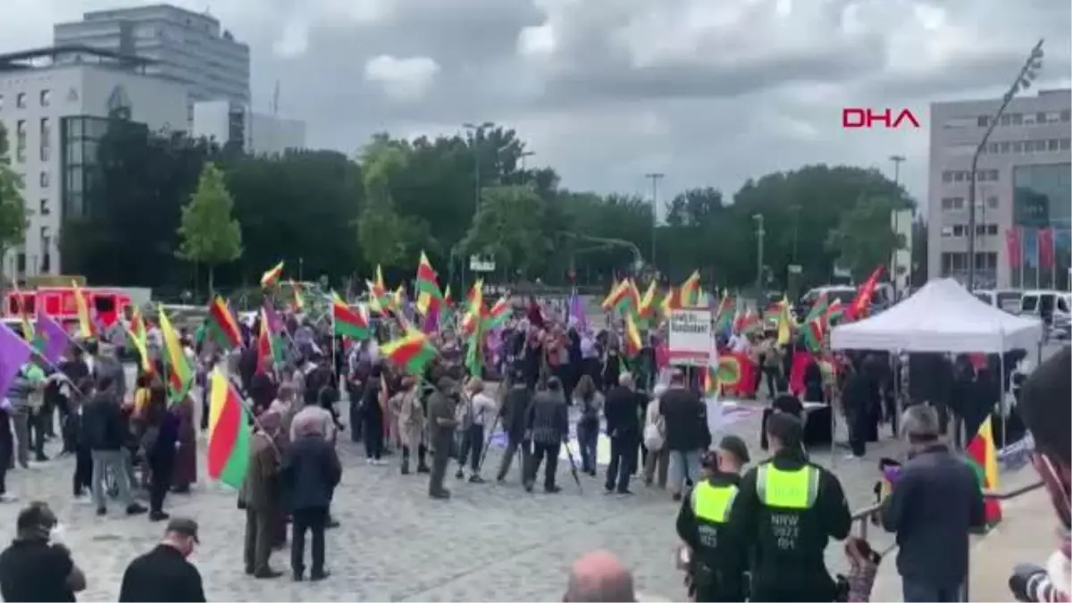 Almanya\'da PKK destekçileri Alman polisini protesto etti