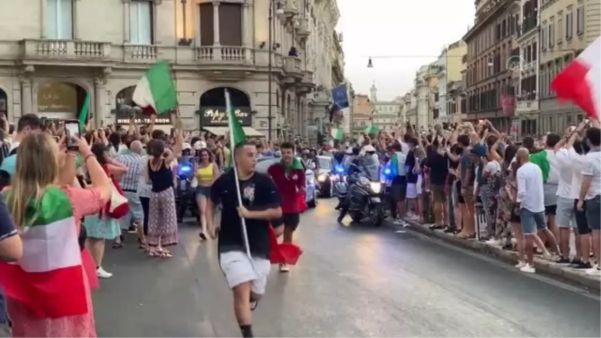 Avrupa şampiyonu İtalya Milli Takımı, Roma\'da şampiyonluk turu attı