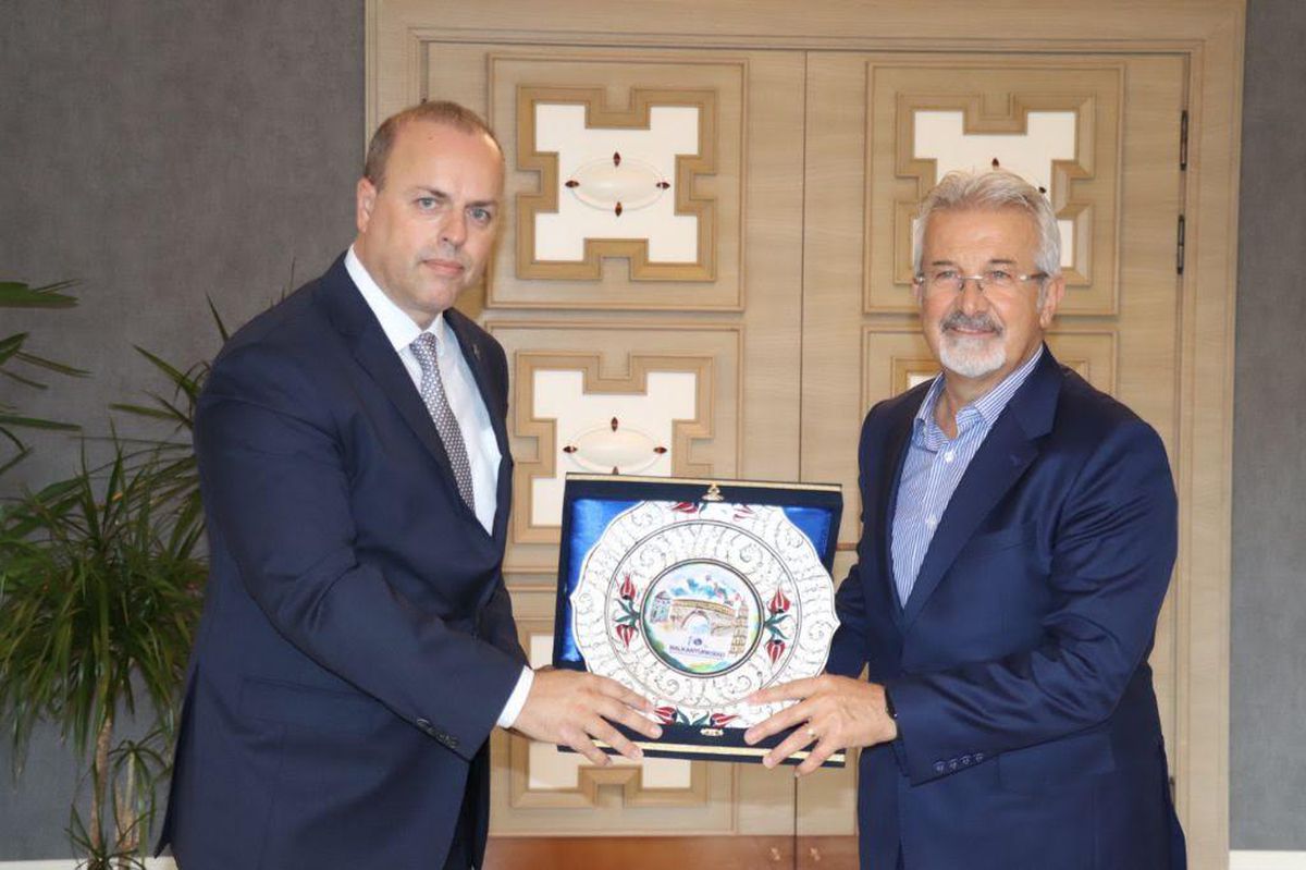 BALKANTÜRKSİAD Nilüfer Belediye Başkanı Turgay Erdem\'i ziyaret etti