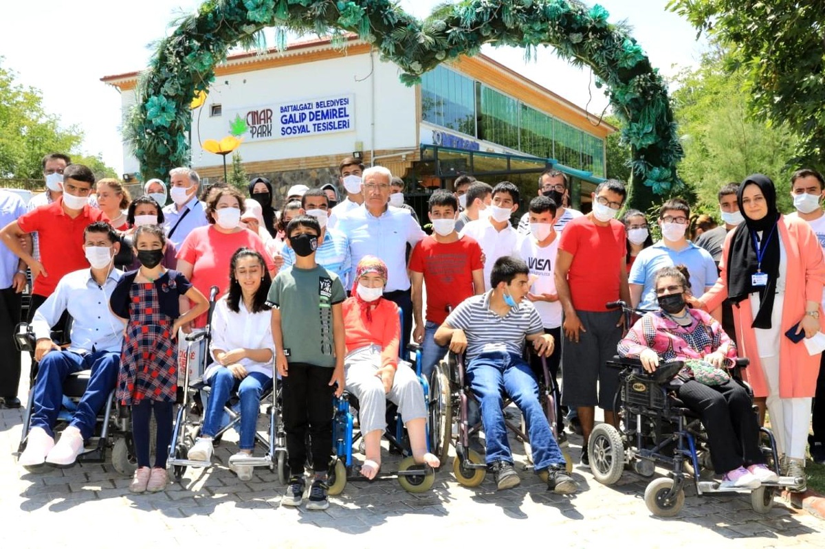 Başkan Güder, özel gereksinimli bireyler ve aileleriyle buluştu
