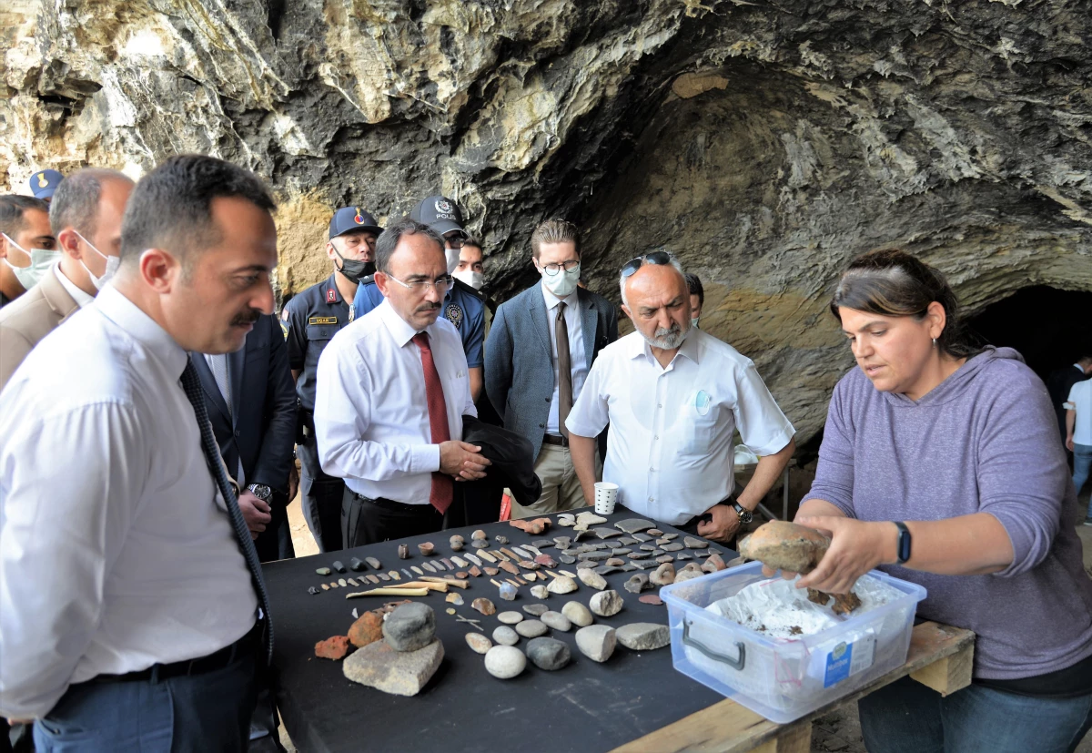 Bilecik Valisi Şentürk, Gedikkaya Mağarası\'ndaki kazı çalışmalarını inceledi