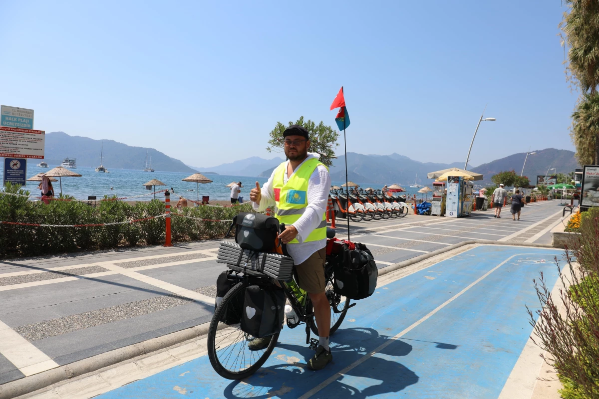 Bisikletle Türkiye\'de turuna çıkan Kazak sporcu Kushuyev, Marmaris\'e ulaştı