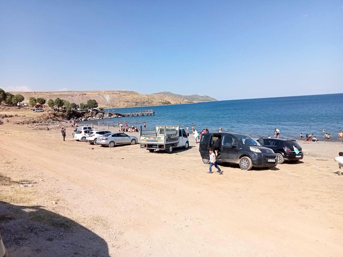 Bitlis\'te vatandaşlar Van Gölü\'ne akın etti
