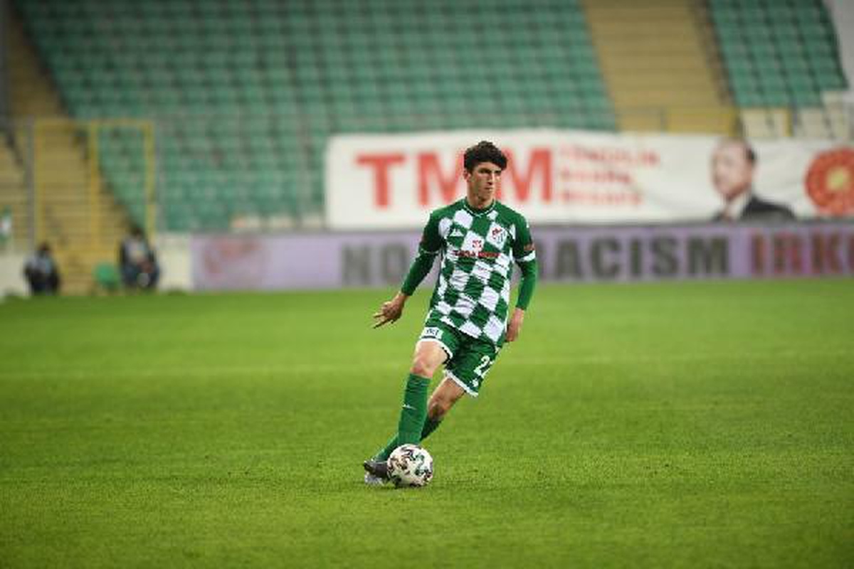 Bursaspor\'un genç savunmacısı Taha Altıkardeş: Vakıfköy\'deki ortam hiçbir şeye değişilmez