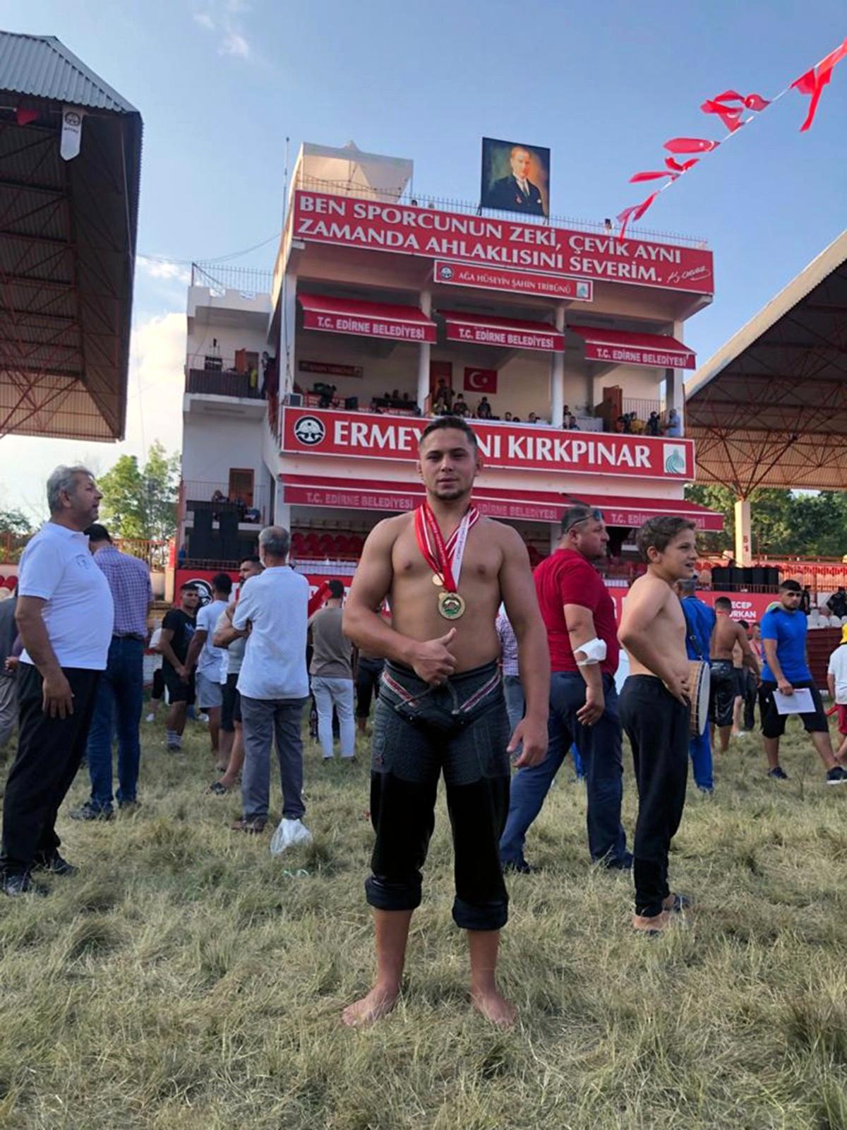 Büyükşehir Güreşçisi Kırkpınar\'ın deste küçükboy şampiyonu