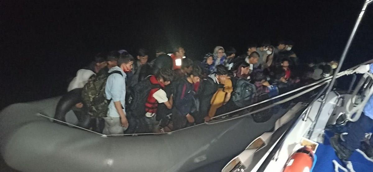 Son dakika... Çanakkale açıklarında geri itilen 43 düzensiz göçmenin kurtarılması kameralara yansıdı