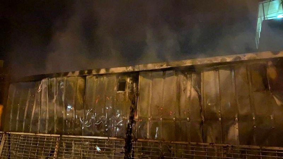 Darp ettiği babası şikayetçi olunca, konteyneri ateşe verdi