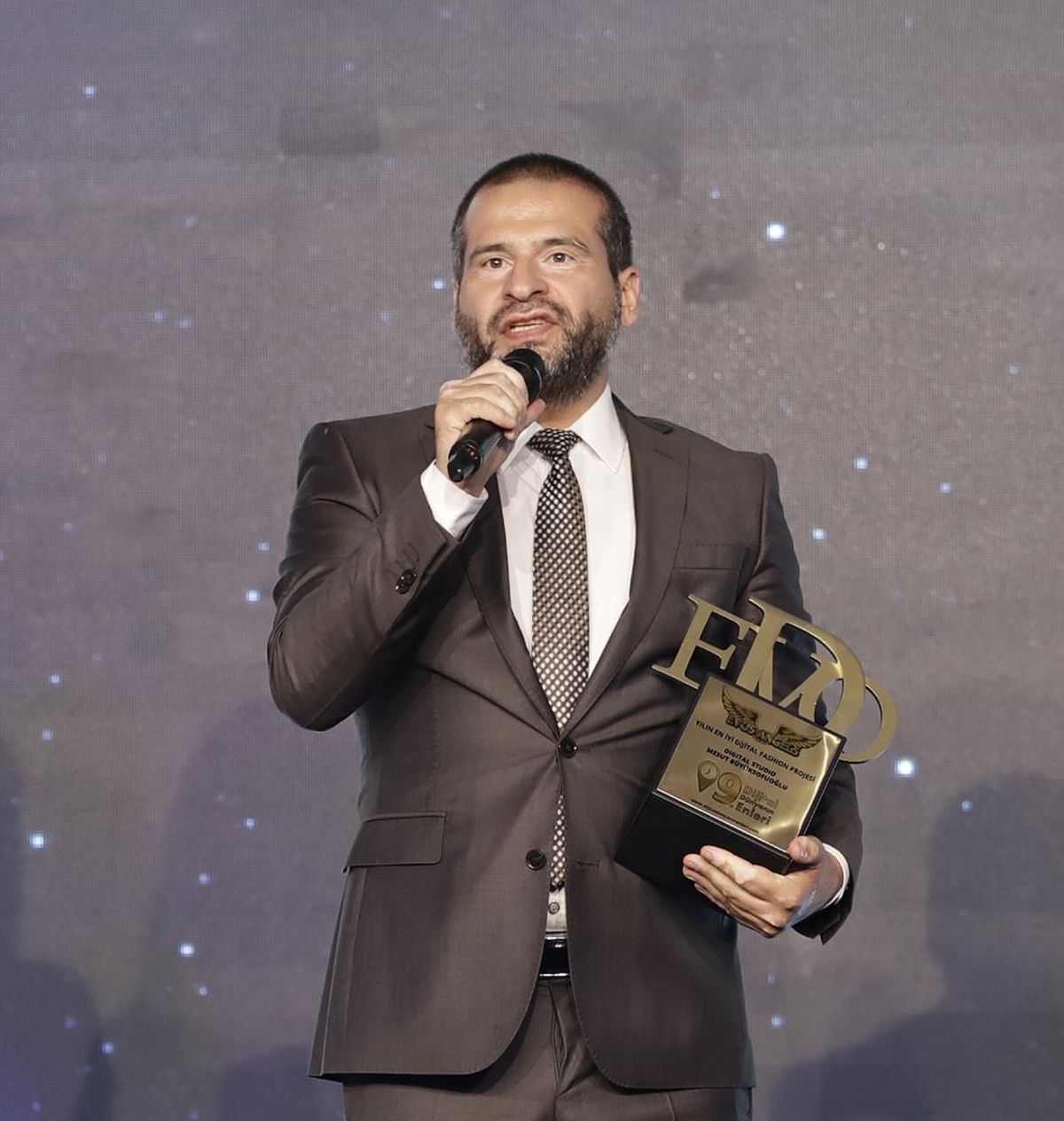 Digital Studio Yönetim Kurulu Başkanı Mesut Büyüksofuoğlu\'na anlamlı ödül