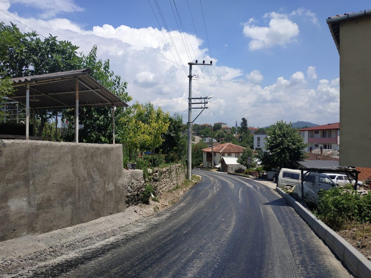 Dilovası Tepecik Çiftlik Caddesi\'nde aşınma asfalt seriliyor