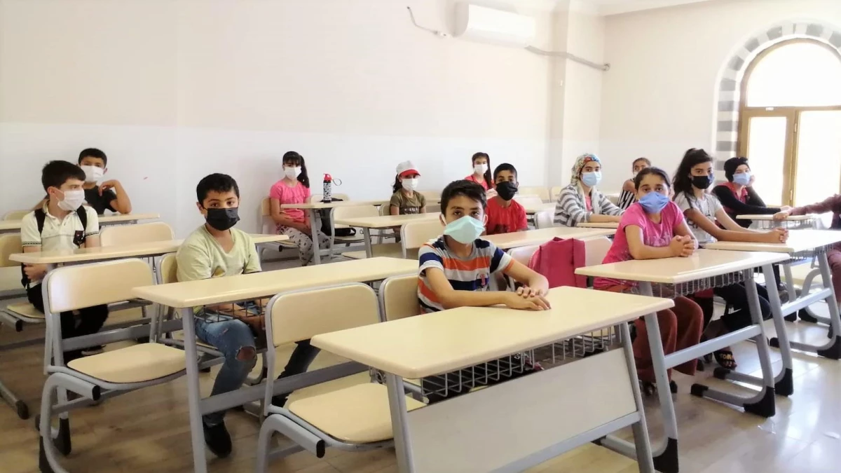 Diyarbakır\'da Bilgi Evleri\'nde eğitim gören öğrencilere akran baskısı ve bağımlılıkla ilgili seminer verildi