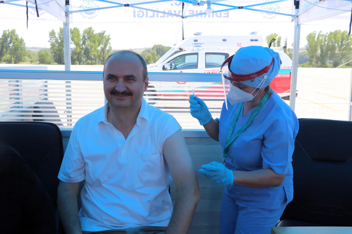 Edirne Valisi Canalp, 3. doz aşısını gurbetçiler için kurulan sınırdaki Mobil Aşı Merkezi\'nde oldu