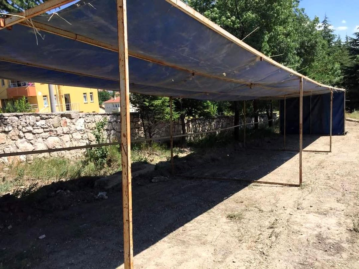 Emet\'te kurban pazarı alanı hazır