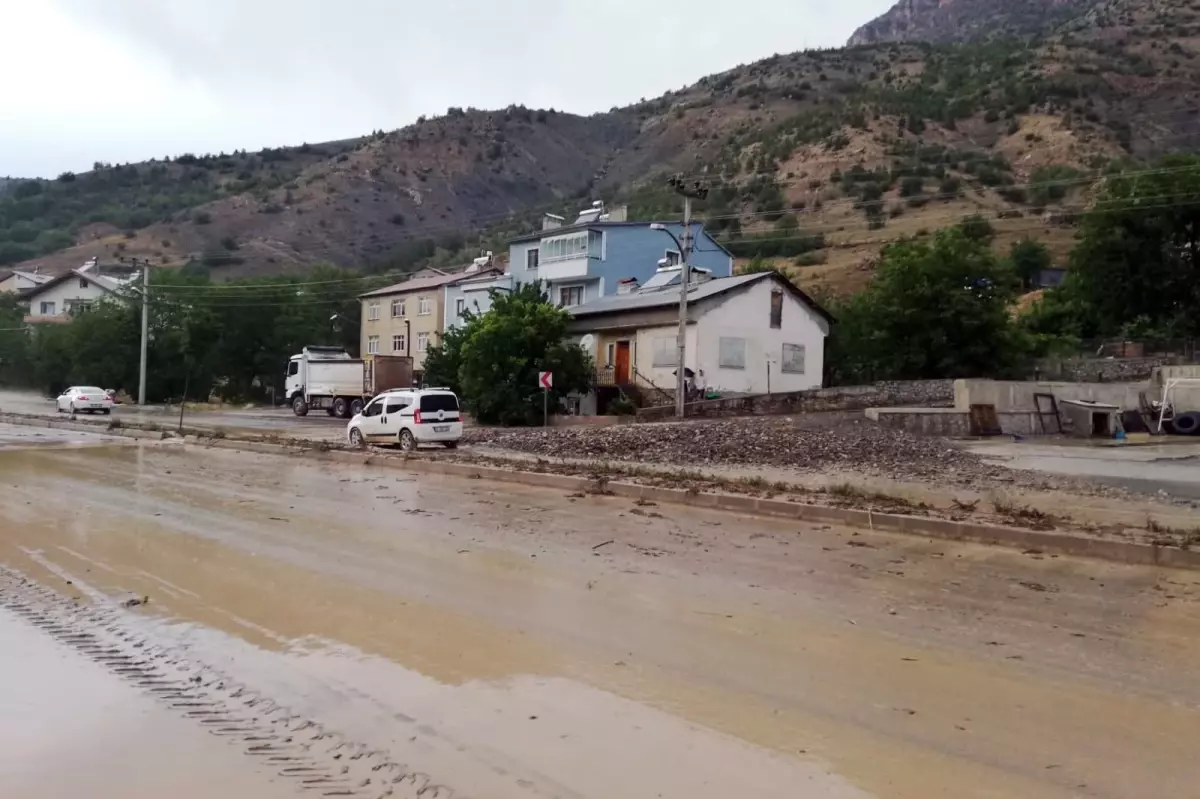 Gümüşhane\'de 10 dakika süren dolu ve yağmur sele neden oldu