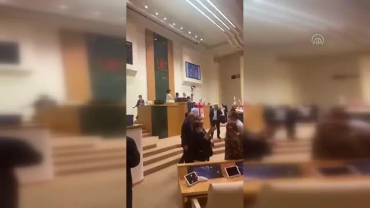 Gürcistan\'da göstericilerin basın mensuplarını darbetmesi parlamentoda kavgaya neden oldu