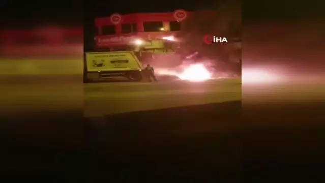 Hatay'da çöp aracının kasasındaki çöpler alev aldı