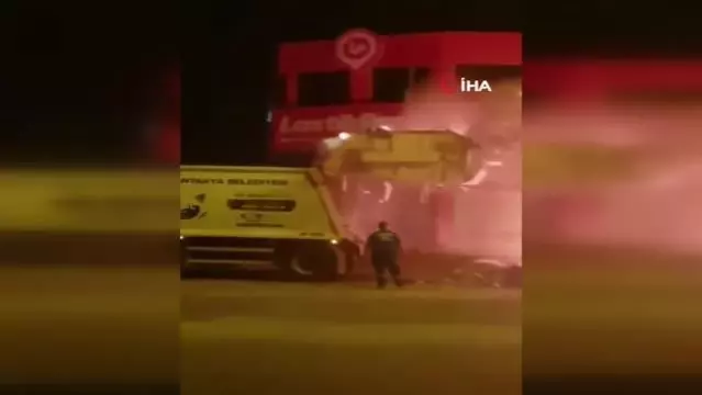Hatay'da çöp aracının kasasındaki çöpler alev aldı
