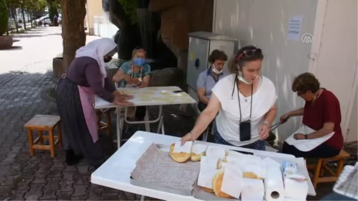 Son dakika haberleri... Hayırsever kadınlar yöresel "çığırtma" böreği satarak öğrencilere burs sağlıyor