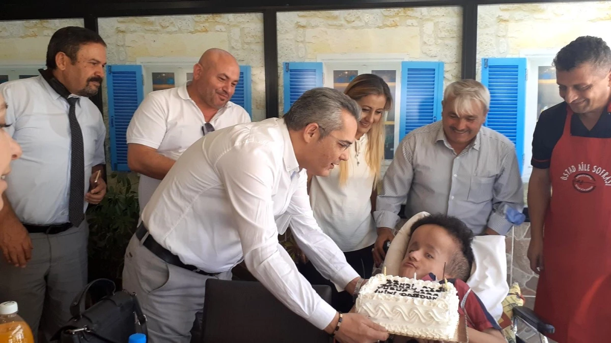 Hidrosefali hastası Berkay\'a sürpriz doğum günü kutlaması