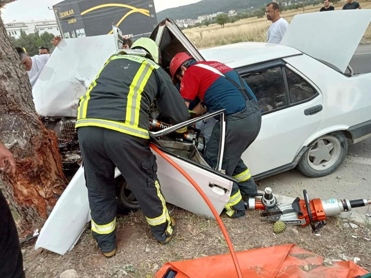 Hurdaya dönen otomobilde sıkışan sürücü ve yolcu yaralı olarak kurtarıldı