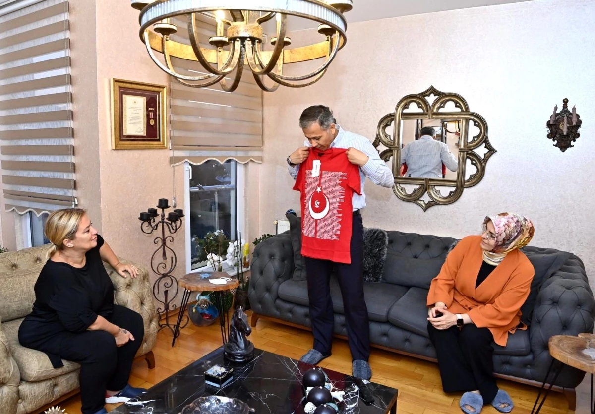 İstanbul Valisi Ali Yerlikaya, 15 Temmuz şehidi Batuhan Ergin\'in ailesini ziyaret etti