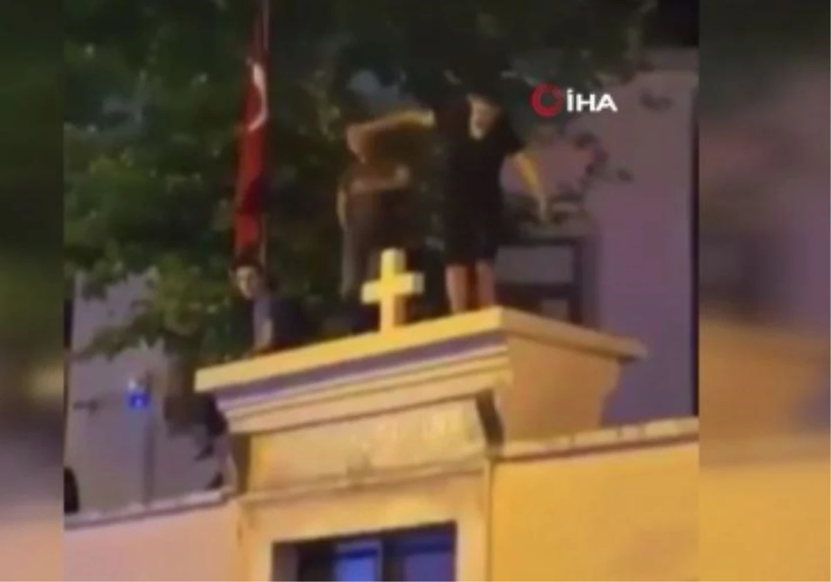 Kadıköy\'de kilise duvarında dans eden 3 şüpheli adliyeye sevk edildi
