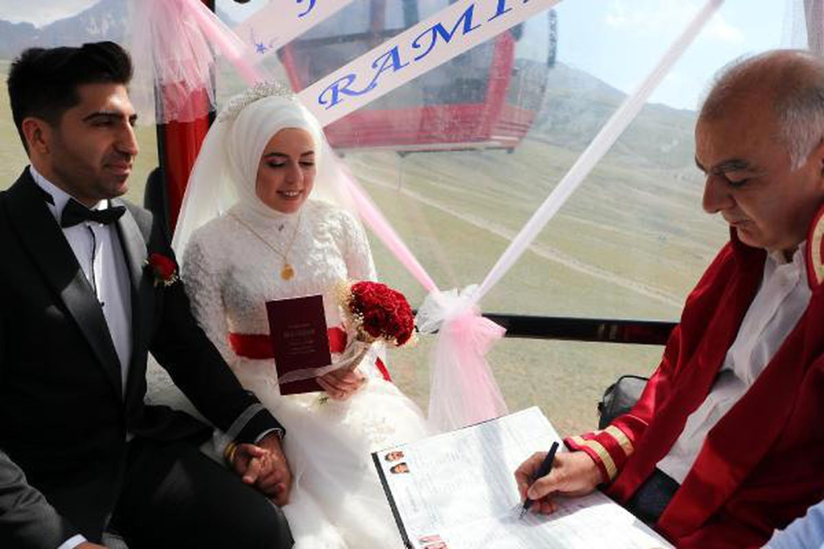 Kayseri\'de genç çift teleferikte evlendi