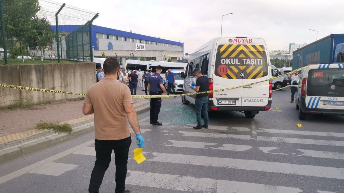 Son dakika haberi... Kocaeli\'de işçileri taşıyan servis minibüsüne silahlı saldırı: 4 yaralı